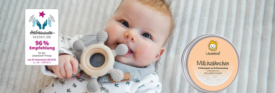Baby mit Beißring und Löwenkind Milchzähnchen Kräuterpads – natürliche Zahnungshilfe mit 96% Hebammen-Empfehlung