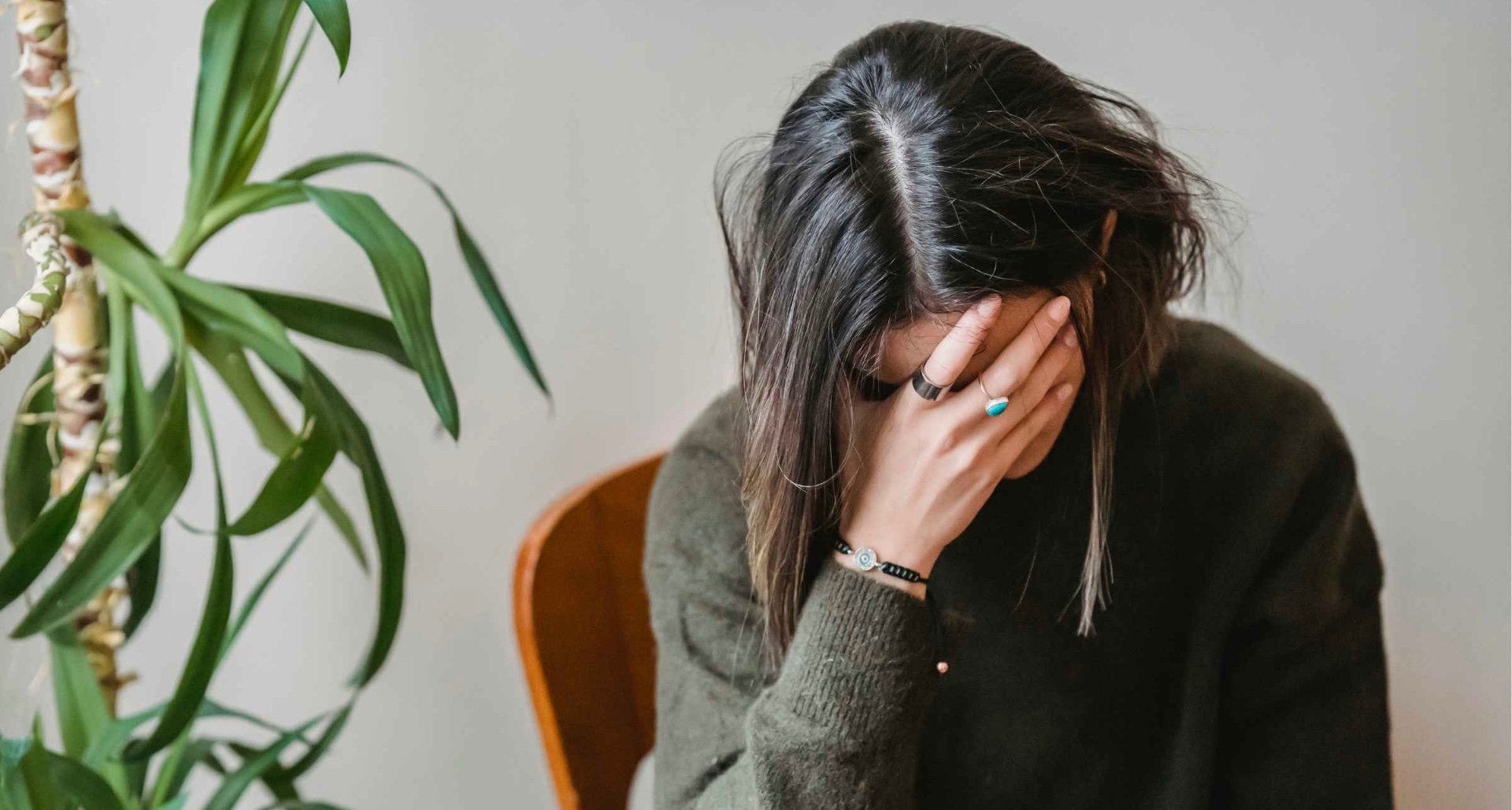 Frau mit Müdigkeit - Vitamin B12-Mangel Symptome